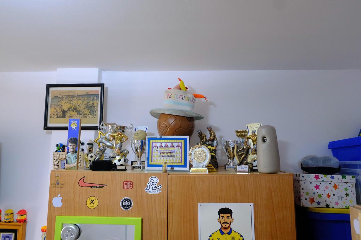 Habitación de Zeben con sus trofeos, cuadros y balones conmemorativos