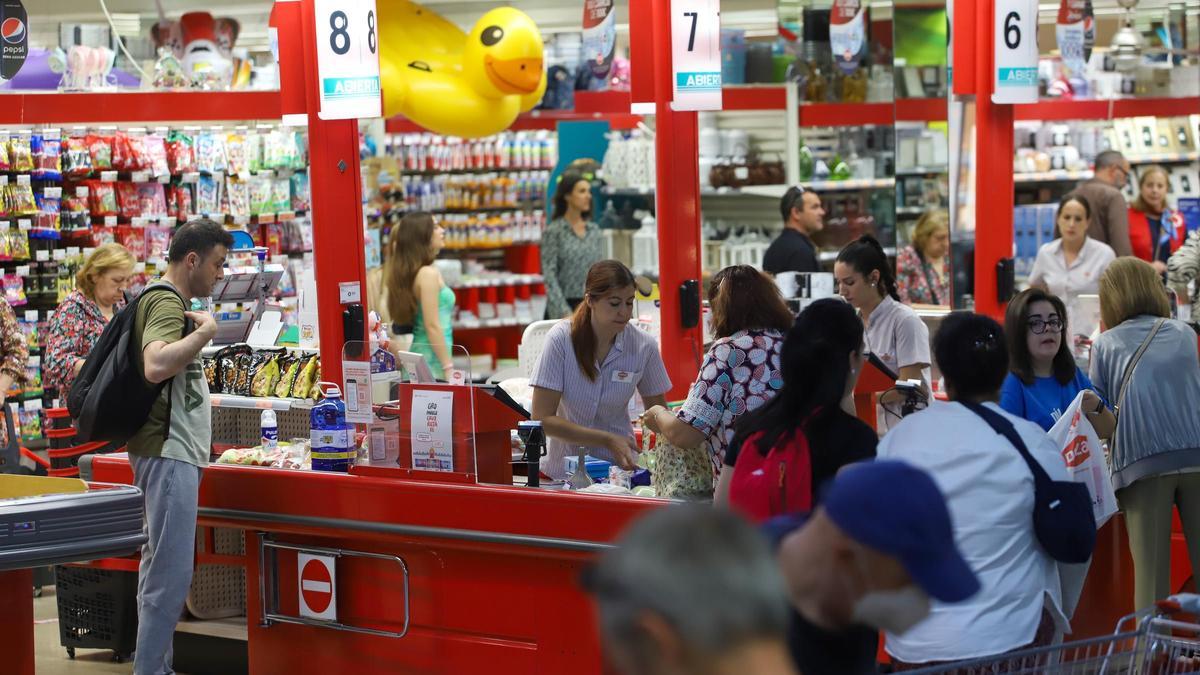 Compradores en un supermercado de Córdoba.