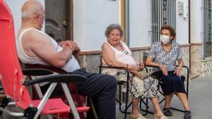 Vecinos charlando al fresco en Algar, Cádiz, en 2021.