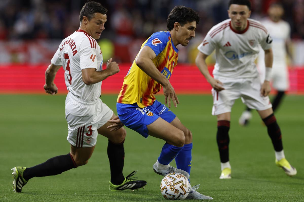César Azpilicueta, durante el Sevilla FC-Valencia CF de la jornada 29 de LaLiga en el Ramón Sánchez-Pizjuán