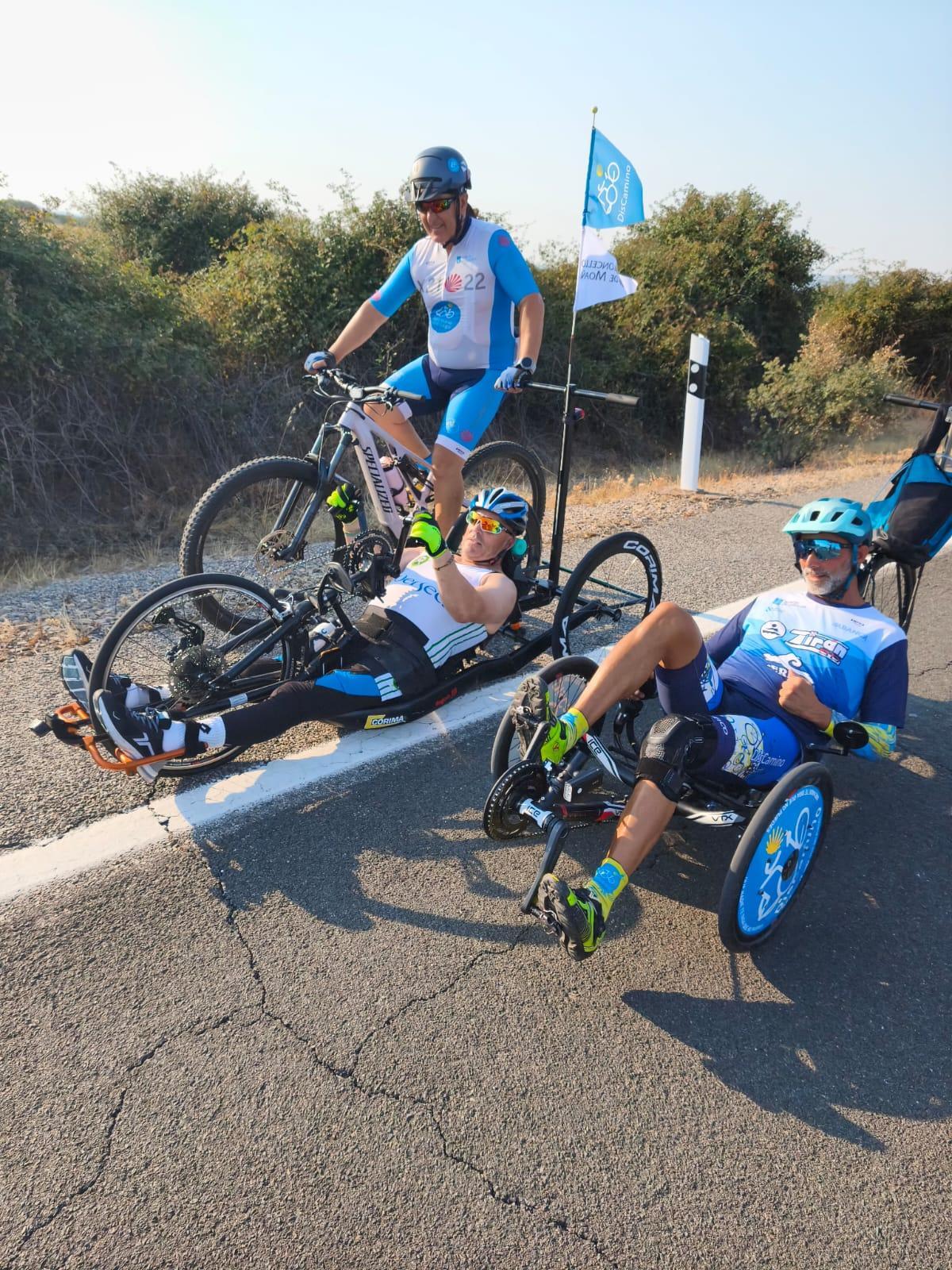 Suso Valverde y Pablo Paz, en sus triciclos en plena ruta.