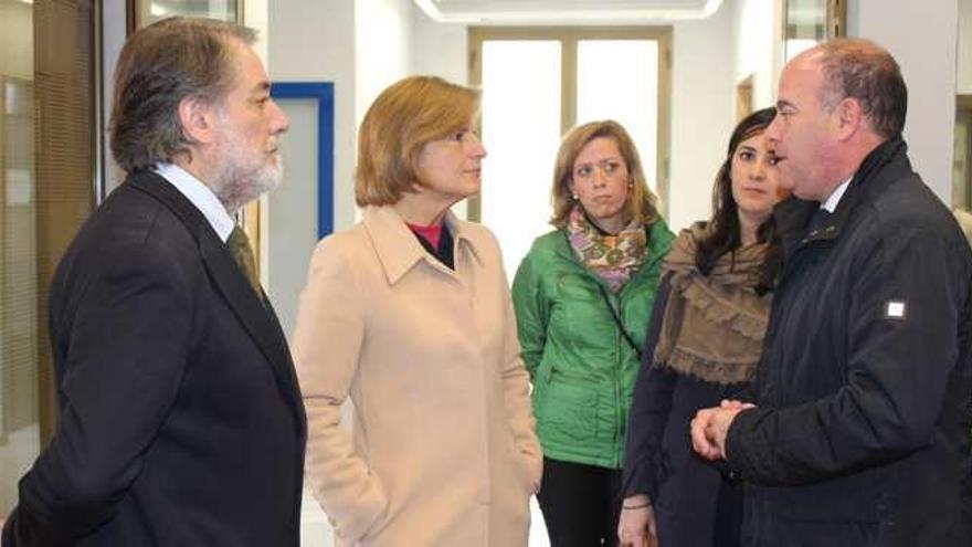 Esperanza Oña con el alcalde Antequera, Manuel Barón, en una visita a la localidad.