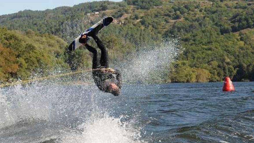 Álvaro Montes ejecuta un salto mortal en Barra de Miño. // FdV