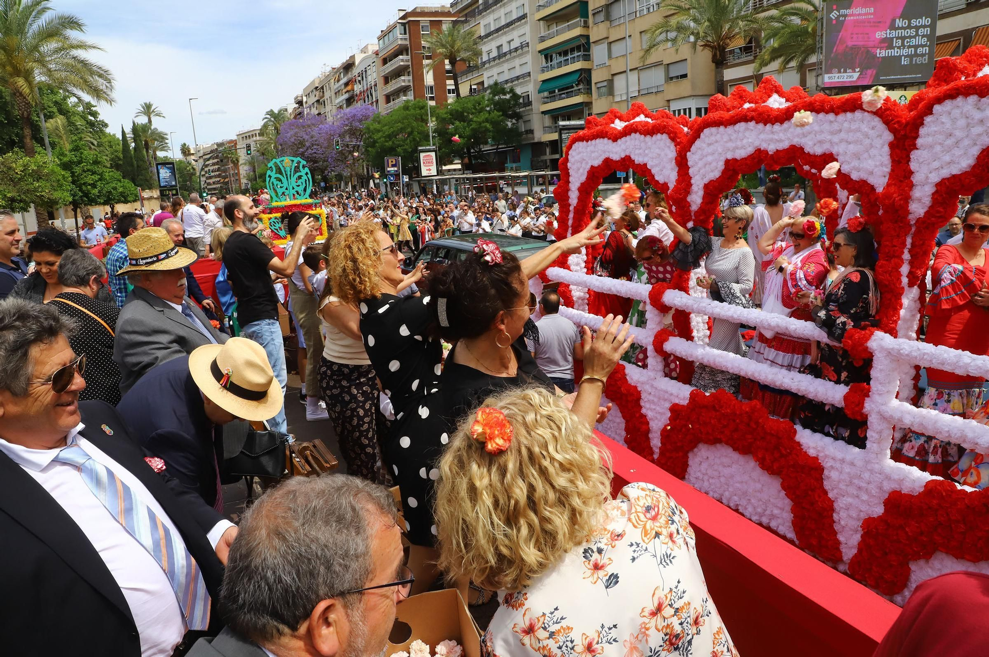 La Batalla de las Flores abre el Mayo festivo en Córdoba con 90.000 claveles