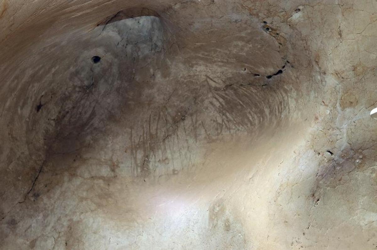 Rayas en una pared de la Cueva del Tesoro.