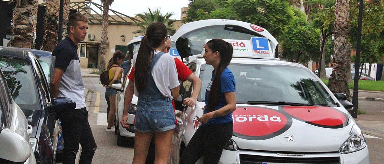 Imagen de archivo de un grupo de alumnos a la espera de realizar el examen práctico. | LEVANTE-EMV