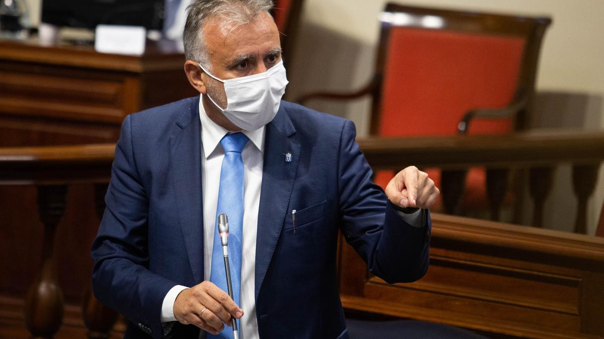 Torres, durante el Pleno del Parlamento de este martes, ha pedido "unidad de acción" respecto al "toque de queda" porque "evita botellones"