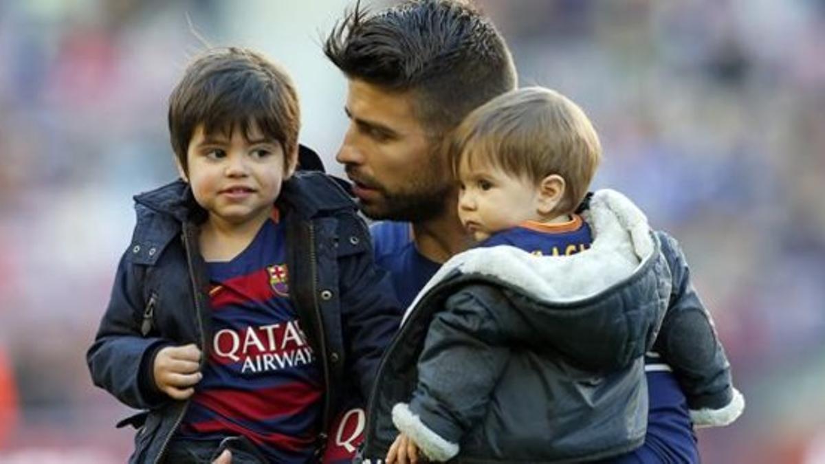 Piqué, con sus hijos Milan y Sasha, antes de empezar el partido.