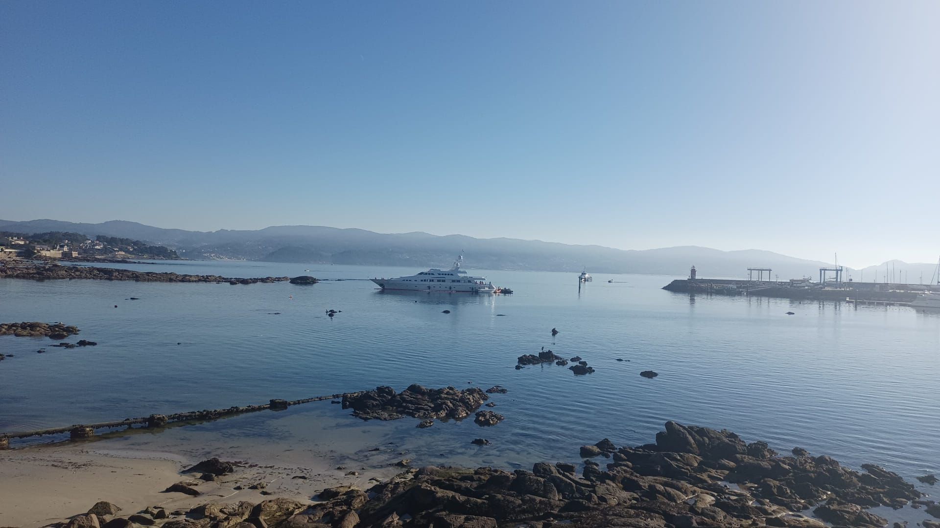 Así "rescataron" al megayate 'Tumberry C' en Sanxenxo