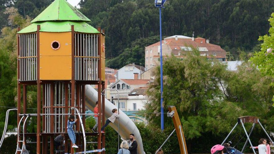 Niños en un parque infantil en Cangas. | // GONZALO NÚÑEZ