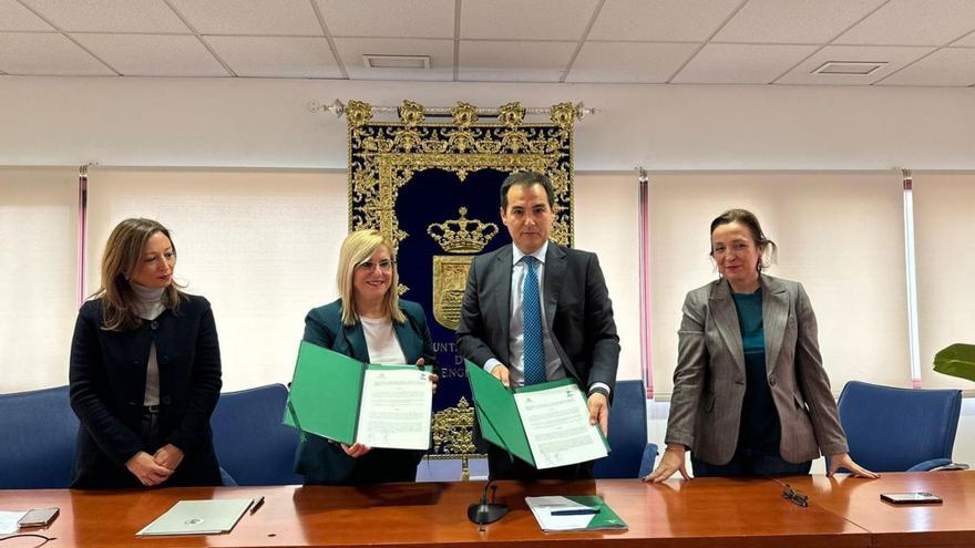 La alcaldesa, Ana Mula, y el consejero de Justicia, José Antonio Nieto, muestran el acuerdo..