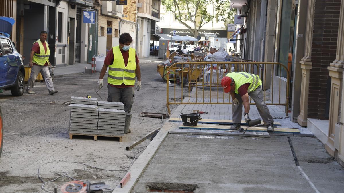 Operarios trabajan en la reforma de la calle Benito Pérez Galdós.