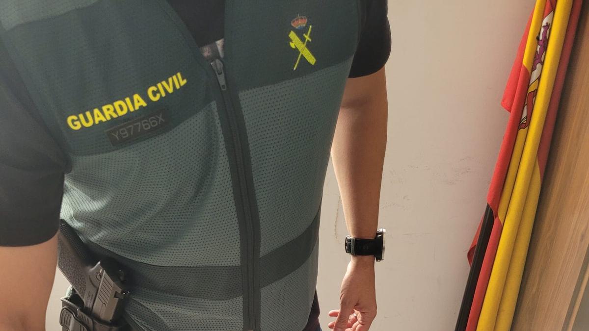 Un guardia civil, con el reloj sustraído en el aeropuerto.