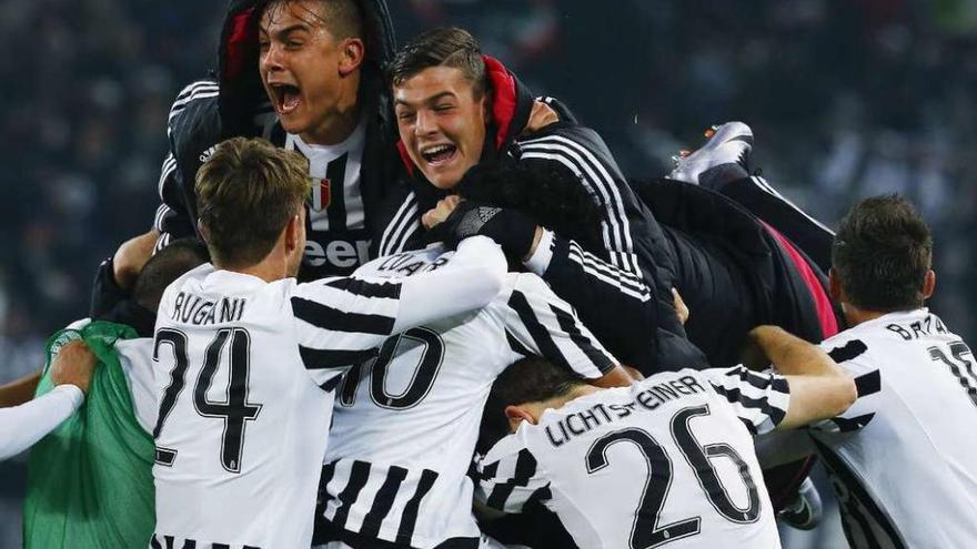 Los jugadores del Juventus festejan el gol de la victoria. // Reuters