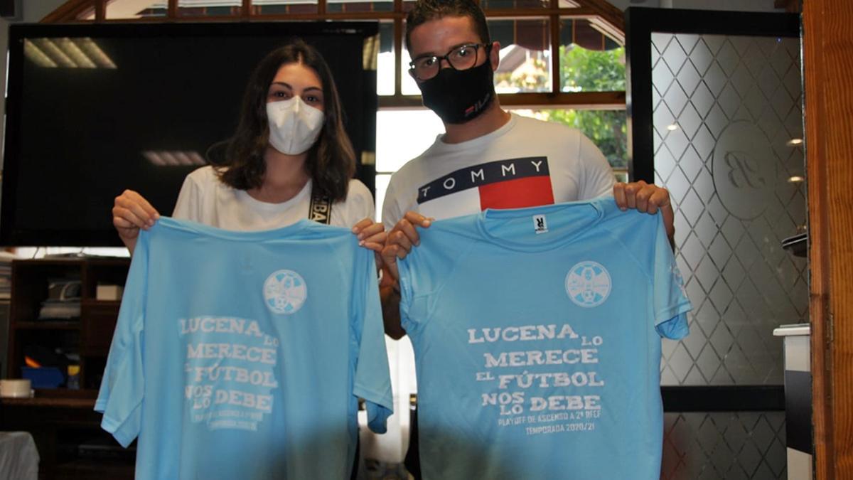 Aficionados del Ciudad de Lucena lucen la camiseta conmemorativa de la fase de ascenso.