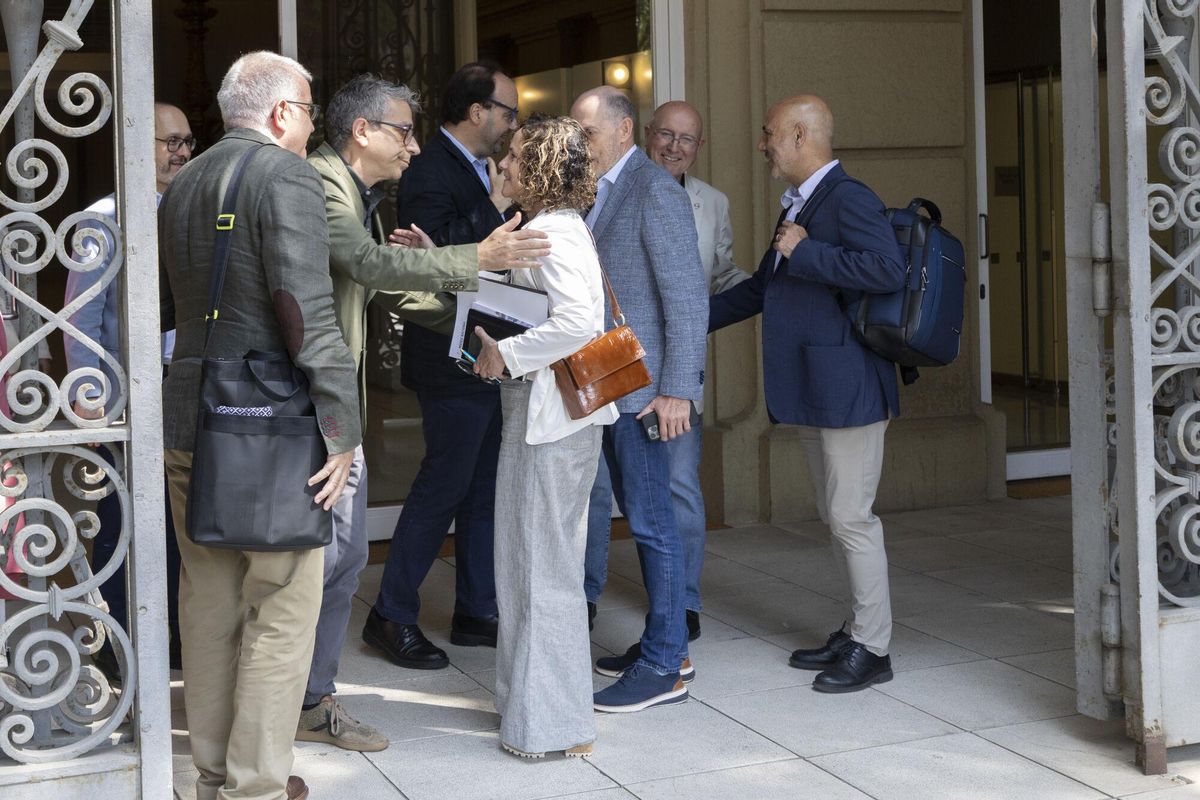 El secretario de Estado de Cultura, Jordi Martí (i), se despide de la consellera de Cultura, Sònia Hernández (c), en el Museo Nacional de Arte de Cataluña (MNAC), al acabar la reunión de hora y media celebrada este lunes por los miembros del patronato, tras la que se ha anunciado que este ha acordado pedir una "incidencia de ejecución" en sede judicial para informar de la "incapacidad técnica" del museo de llevar a cabo la operación de traslado de las pinturas de Sijena (Huesca) en el plazo establecido por la ley de enjuiciamiento civil ni tampoco técnicamente.EFE/ Marta Pérez. Añade foto