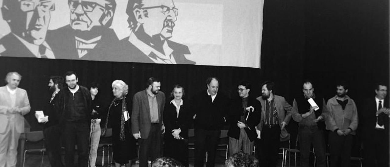 Xela Arias  -cuarta pola esquerda- con outros poetas galegos, entre eles o autor deste texto (quinto pola dereita)  en Vigo, 1984.