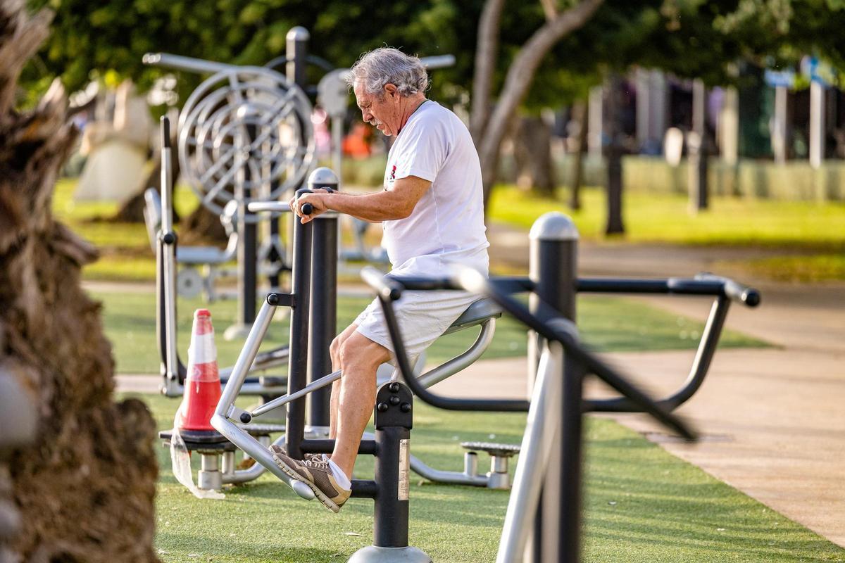 Mayores entrenando en un gimnasio en un parque.