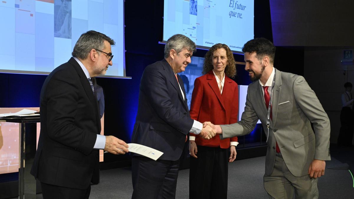 Daniel Montesinos recoge su beca de investigación