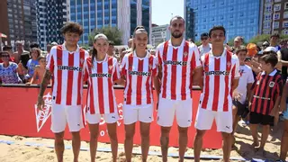 La nueva camiseta del Sporting de Gijón inunda San Lorenzo: medio millar de aficionados en la escalera 12 con Gelabert como ídolo y una pachanga incluida