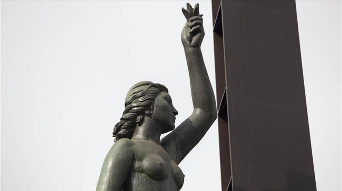 Estàtua de la República, ubicada a la plaça de Llucmajor des del 1990. Estàtua de la República, ubicada a la plaça de Llucmajor des del 1990.