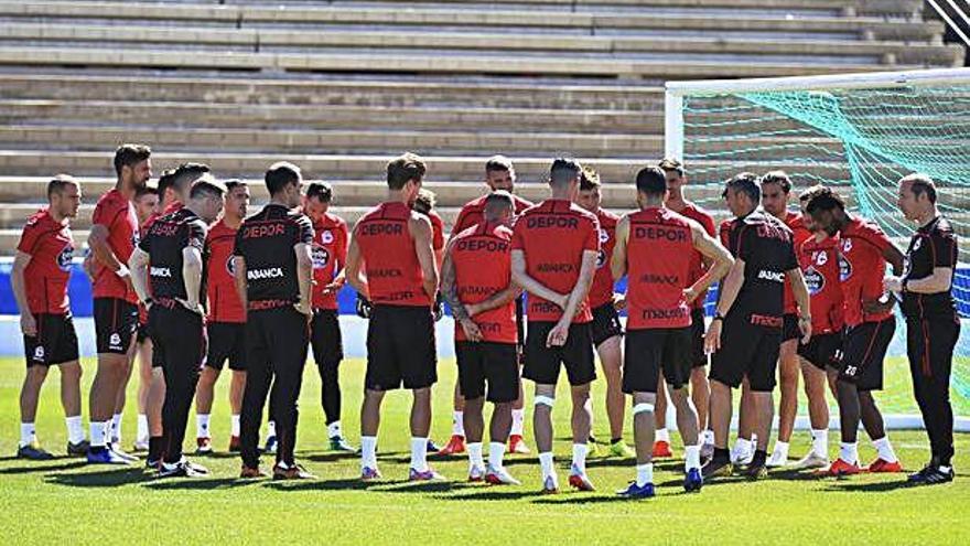 Los jugadores deportivistas, durante el entrenamiento de ayer en Benidorm.