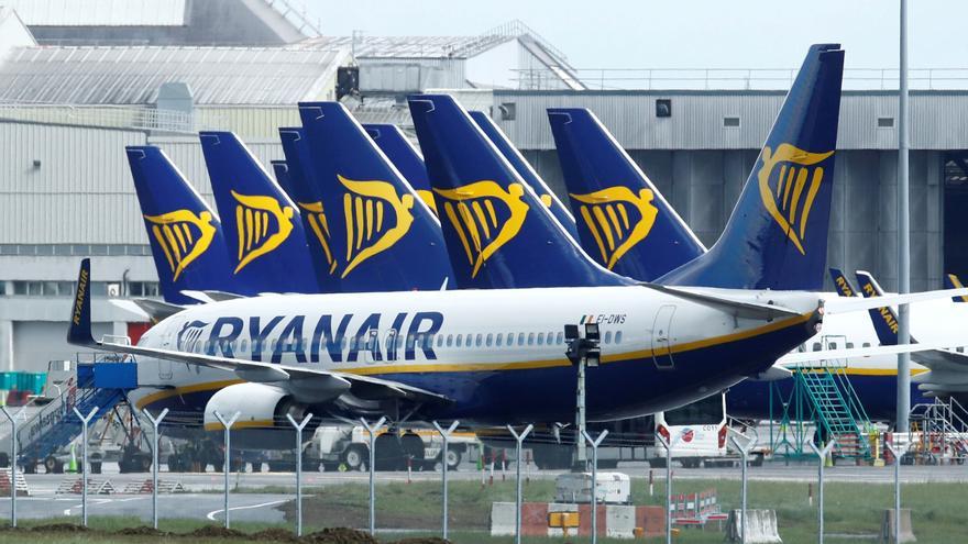 Ryanair abre otro vuelo internacional en Santiago mientras negocia con Vigo