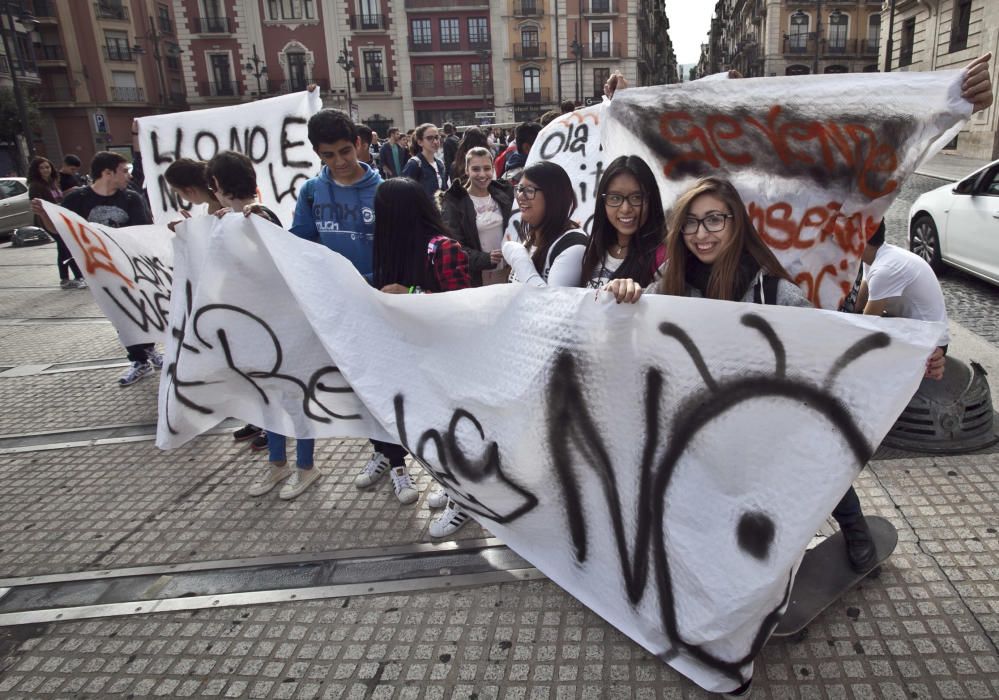 Concentración en Alcoy contra las reválidas