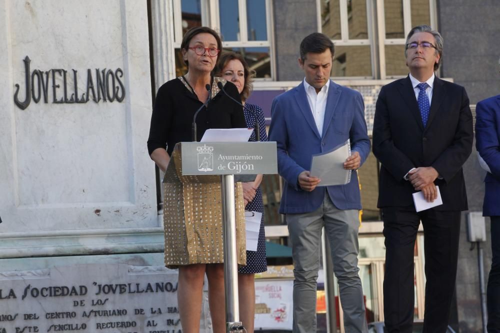 Ofrenda floral a Jovellanos en Gijón