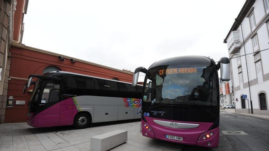 Los autobuses del Fuenlabrada en la puerta de su hotel de concentración en A Coruña