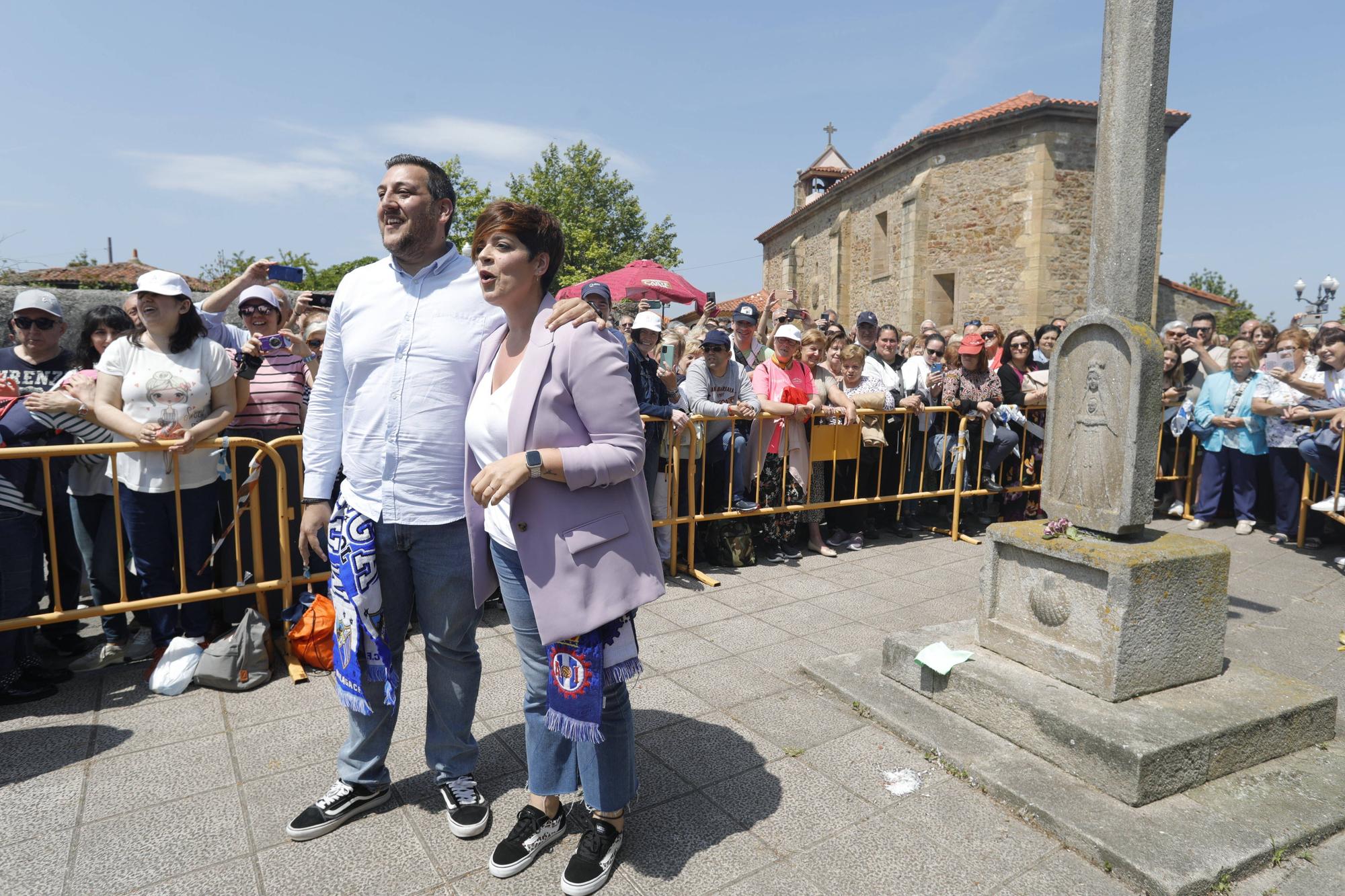 En imágenes: Tradicional rito del beso en la ermita de La Luz de Avilés