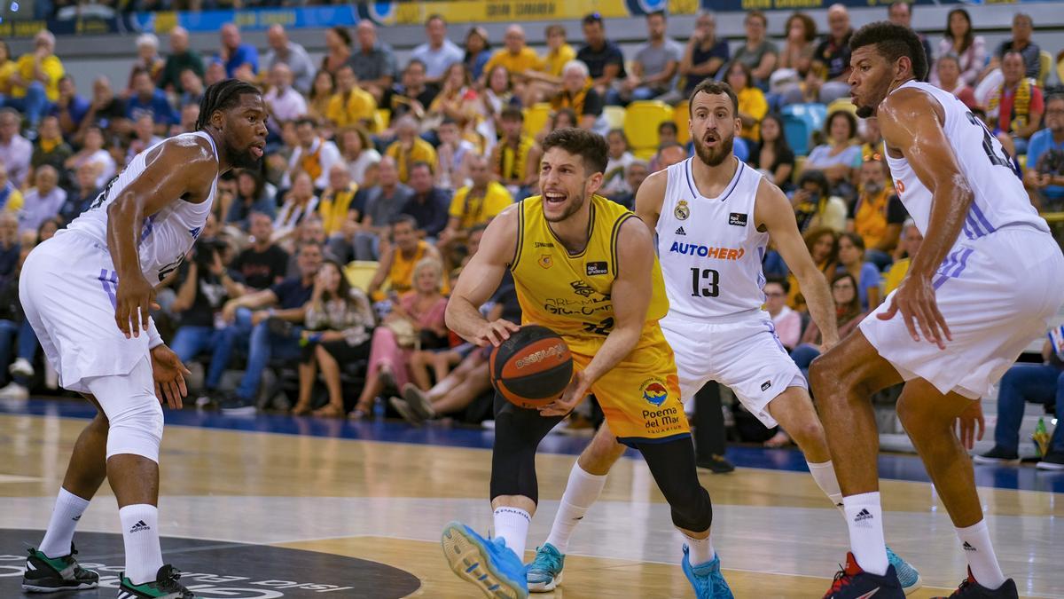 Sergio Rodríguez observa una acción ofensiva del Gran Canaria