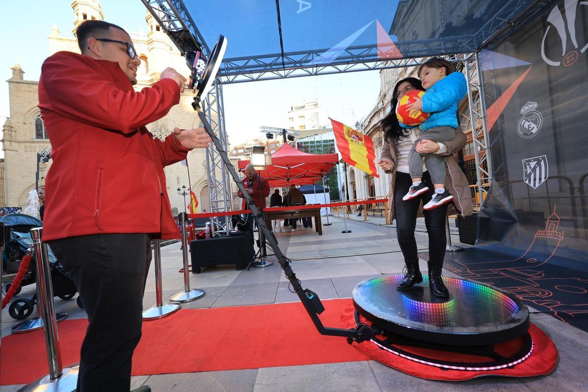 Galería | La final de la Supercopa ya se siente en la Fan Zone de la Plaza Mayor de Castelló