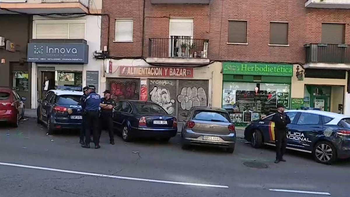 Una mujer y su hija de 2 años, graves al caer desde un segundo piso en Madrid.