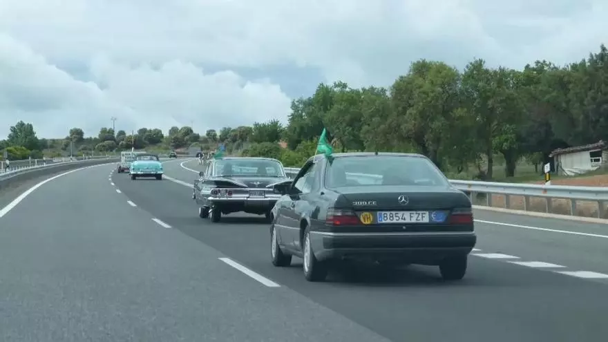 Caravana de vehículos clásicos para reclamar la reapertura del tren Madrid-Aranda-Burgos