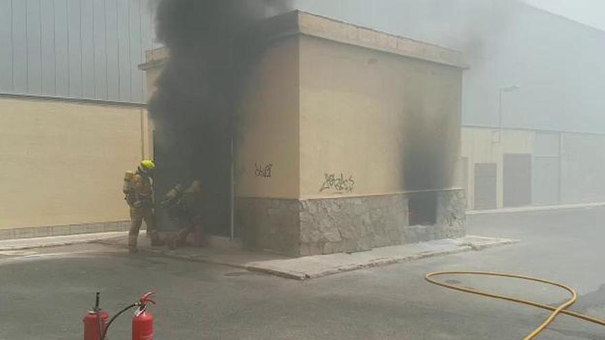 Un incendio en un transformador de Altabix deja sin luz a 4.500 usuarios