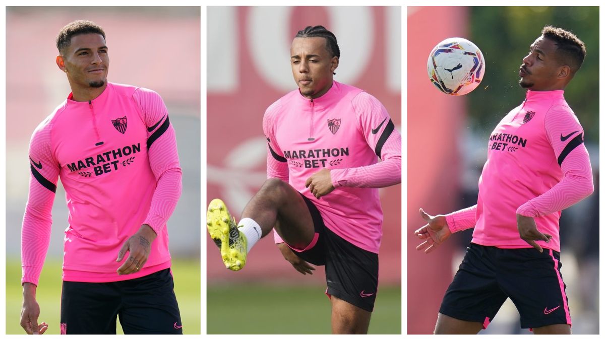 Diego Carlos, Koundé y Fernando, en un entrenamiento del Sevilla.