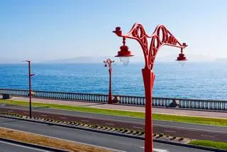 El paseo marítimo más largo de Europa está en una ciudad española: 13 kilómetros con el faro romano más antiguo del mundo y una fortaleza del siglo XVI