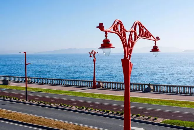 El paseo marítimo más largo de Europa está en una ciudad española: 13 kilómetros con el faro romano más antiguo del mundo y una fortaleza del siglo XVI