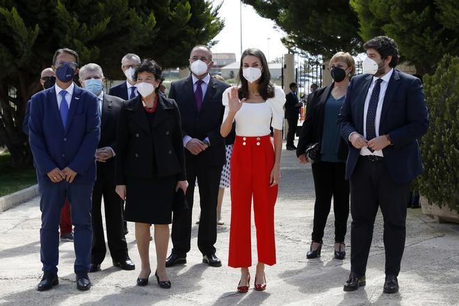 La reina Letizia con top blanco de Naf Naf y pantalon rojo de Uterque