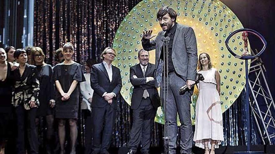 El director Carlos MarquÃ©s-Marcet recibe el premio a la mejor pelÃ­cula, ayer durante la gala.