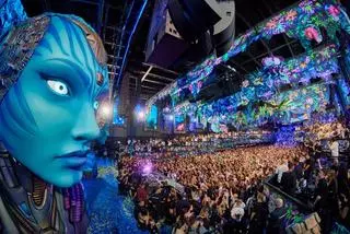 Las fiestas barcelonesas de elrow conquistan la mayor (y nueva) discoteca de Ibiza: [UNVRS]