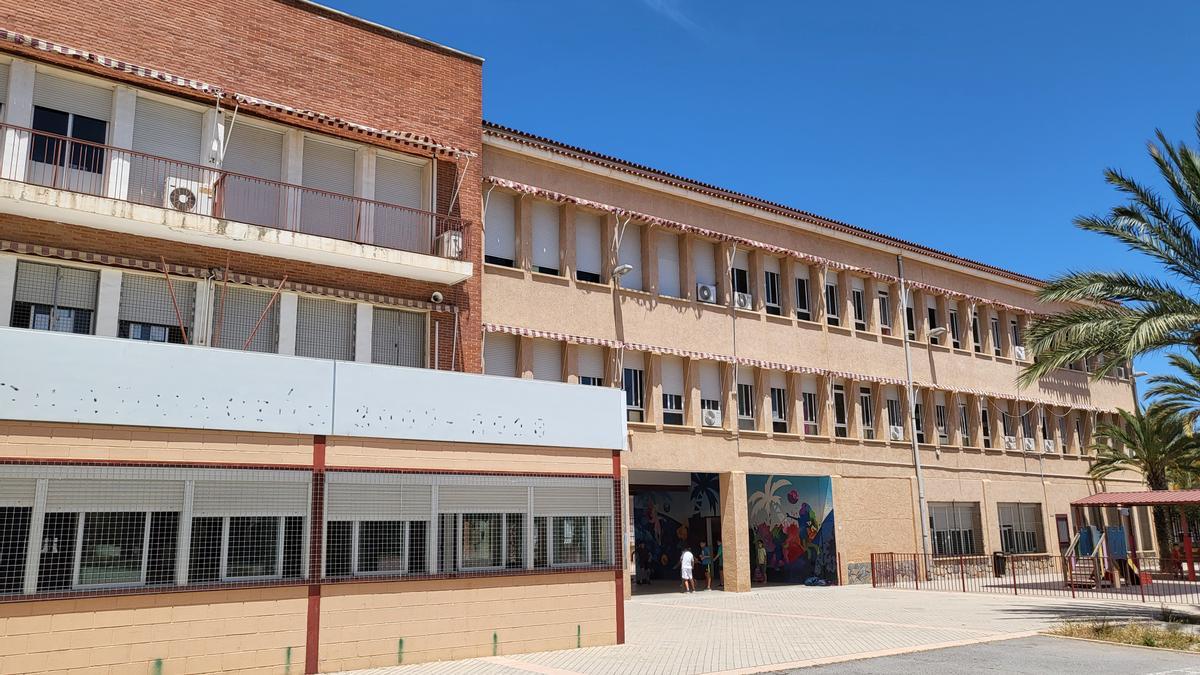 Una imagen actual del centro educativo del barrio de Altabix, en Elche, que cumple medio siglo