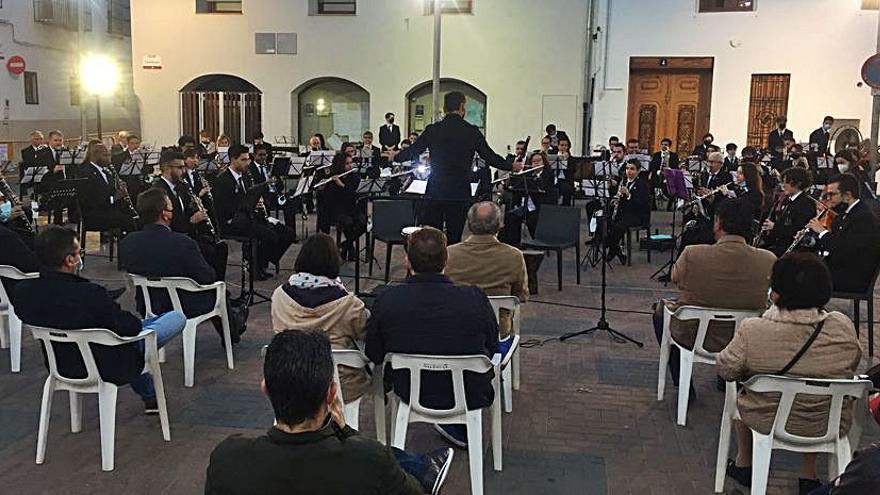 La banda de Alaquàs ofrece un concierto frente al Castell