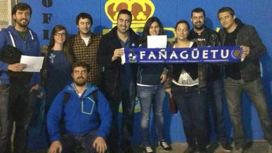 Los socios de Fañagüetu, en una de las fiestas organizadas en el Café Bar Castillo.