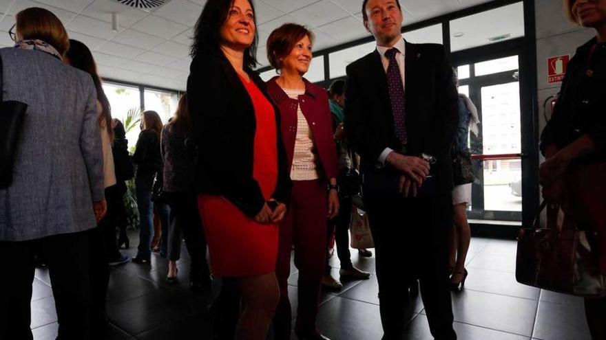 Almudena Cueto, Elena Espinosa y Guillermo Martínez, ayer, en la Escuela de Emprendedoras de Avilés.