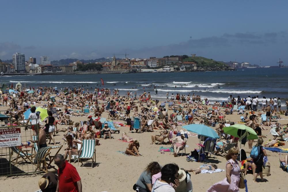 El primer fin de semana de verano llena las playas