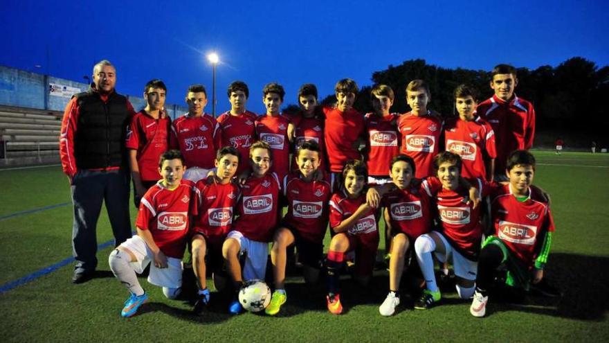 Integrantes de uno de los equipos base del San Martín, que abre sus puertas a los refugiados sirios, ayer en el campo. // Iñaki Abella