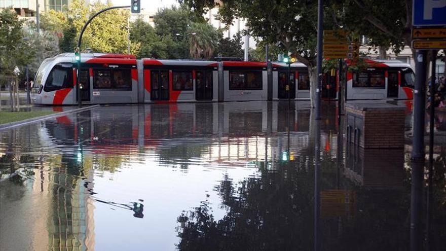 El reventón de una tubería colapsa la plaza Paraíso y cierra Sagasta