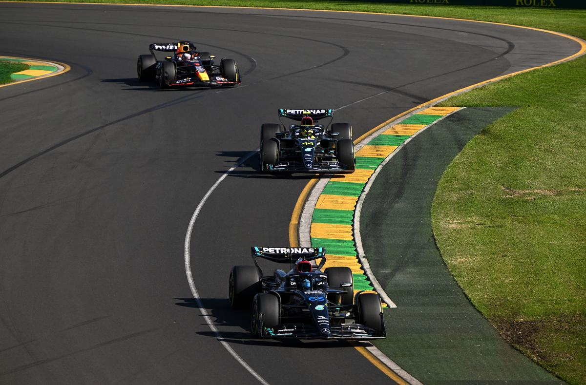 Melbourne (Australia), 02/04/2023.- Mercedes drivers George Russell (bottom) and Lewis Hamilton (C) of Great Britain lead Red Bull driver Max Verstappen (top) of the Netherlands during the 2023 Australian Grand Prix at the Albert Park Circuit in Melbourne, Australia, 02 April 2023. (Fórmula Uno, Gran Bretaña, Países Bajos; Holanda, Reino Unido) EFE/EPA/JOEL CARRETT EDITORIAL USE ONLY AUSTRALIA AND NEW ZEALAND OUT